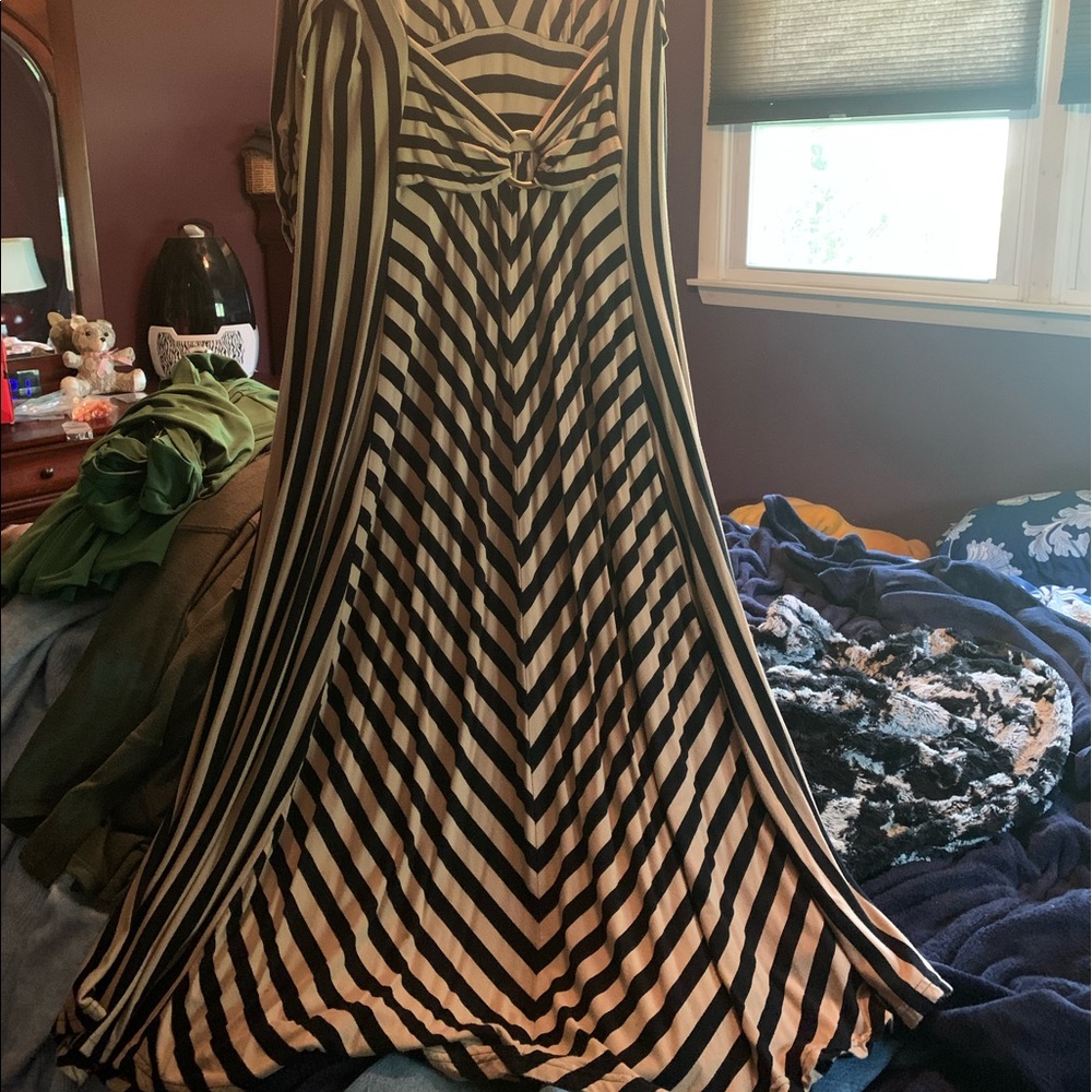 Long sleeved dress with center gold buckle.